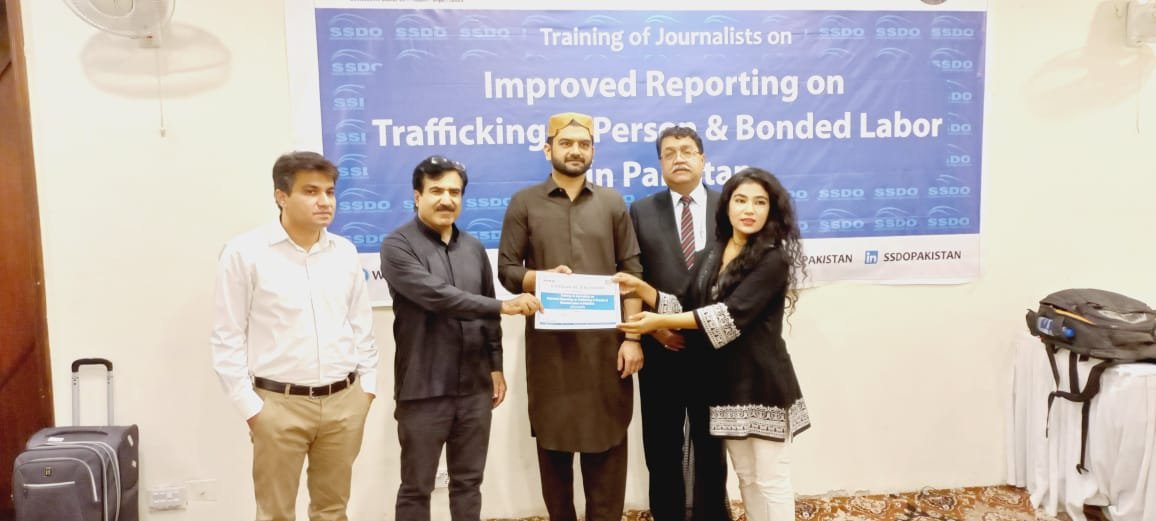 Certificate distribution at the HTMS journalist training